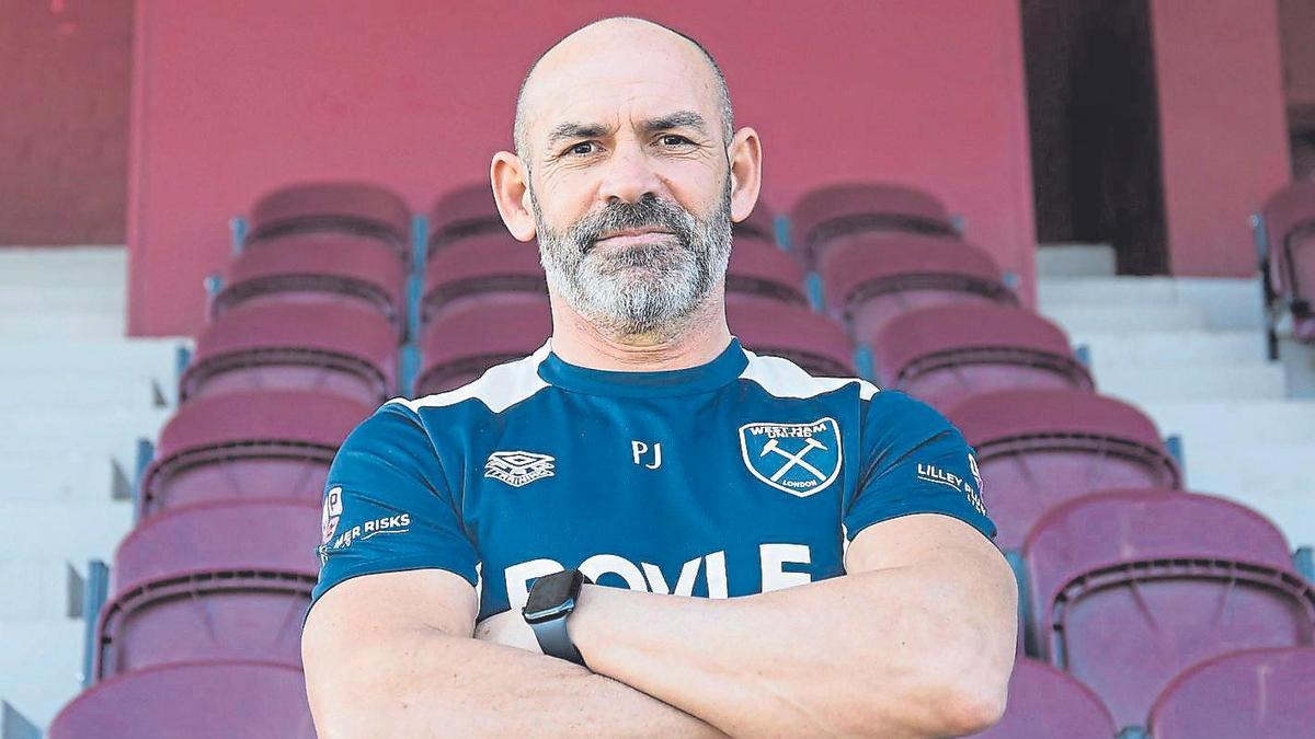 El segundo entrenador del West Ham, Paco Jémez, posa en el estadio del club inglés.