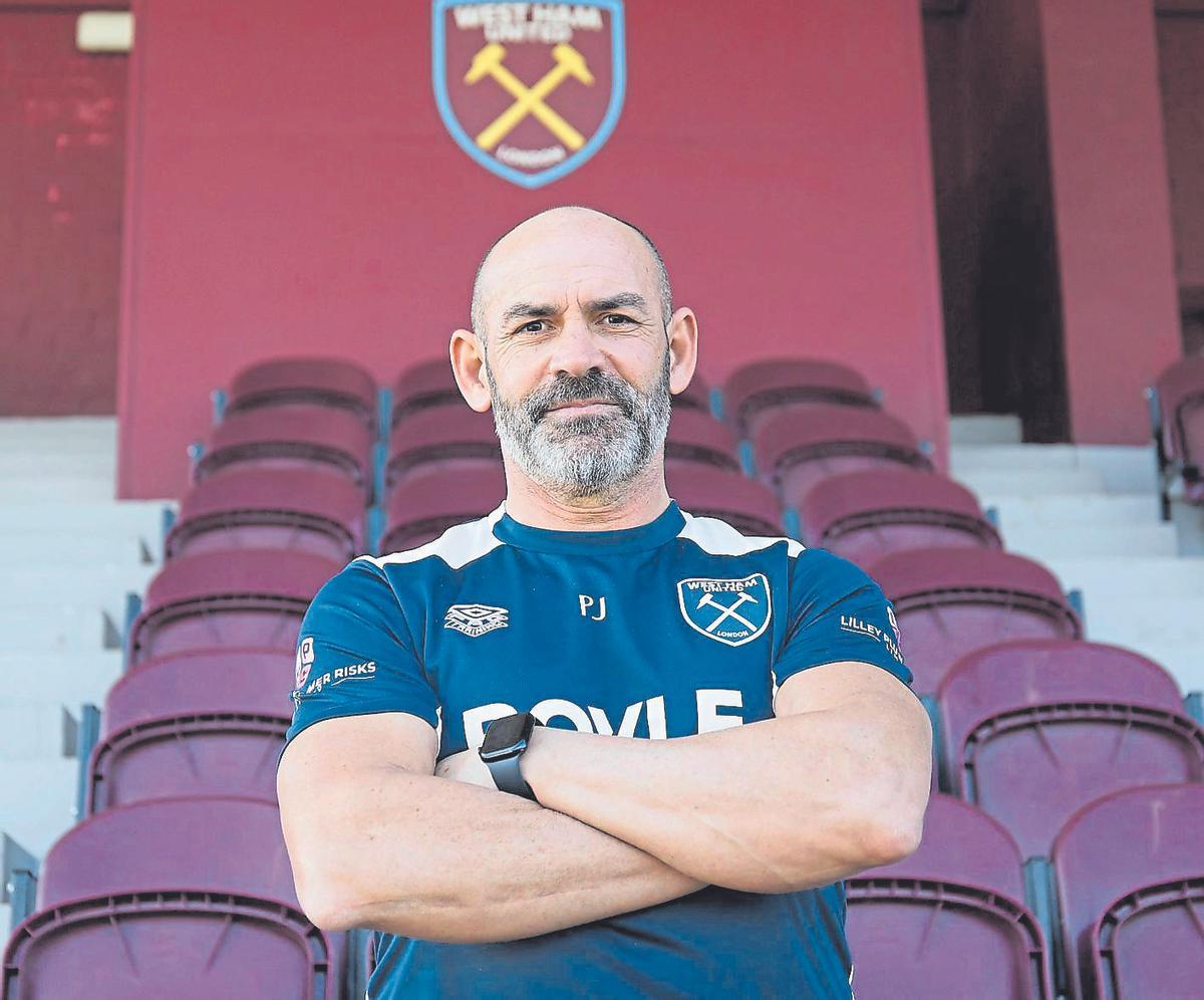 El segundo entrenador del West Ham, Paco Jémez, posa en el estadio del club inglés.