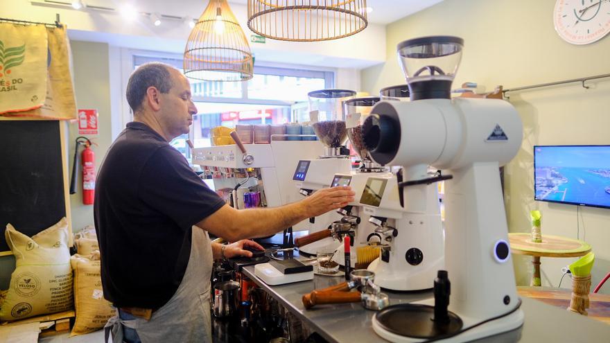 Un camarero trabajando en una cafetería.
