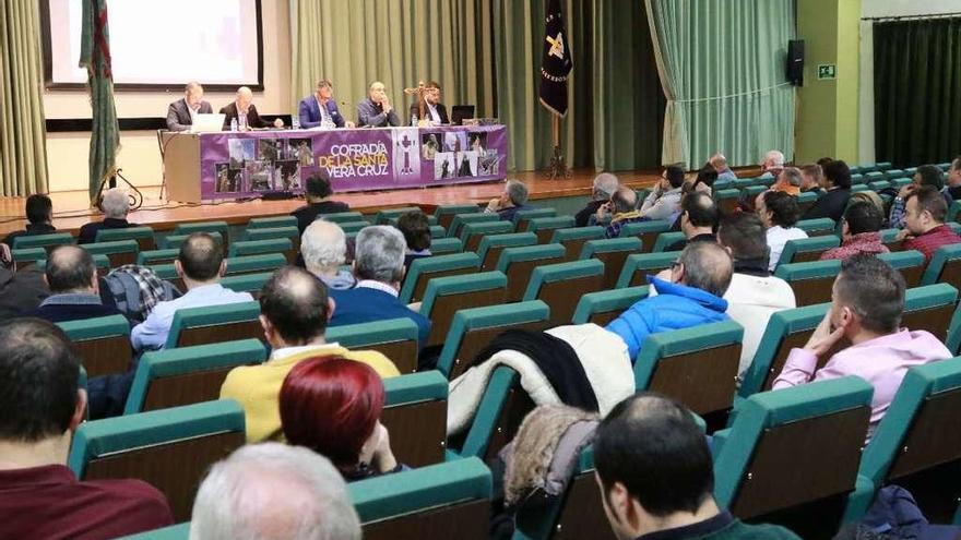 Asamblea de la Cofradía de la Vera Cruz. A la derecha, bandera que será renovada.