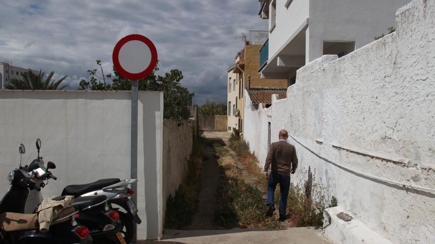 El callejón sin salida, con la señal de prohibido aparcar para la que piden un bolardo para que se haga efectiva la prohibición.