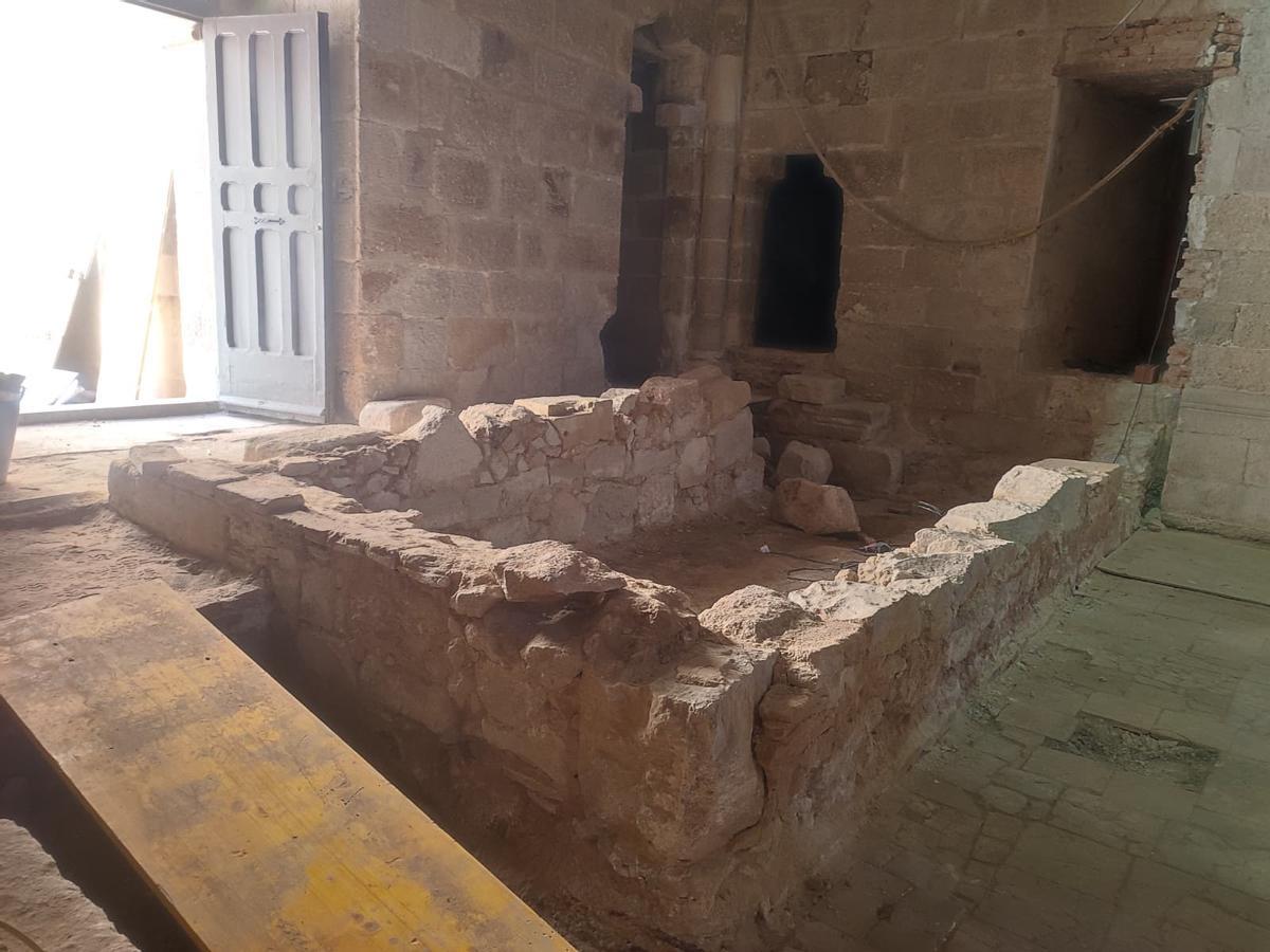 Estructura de piedra debajo del coro.