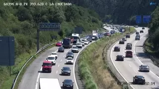 Atasco monumental en la autopista Y: más de seis kilómetros de retenciones por un accidente en Serín