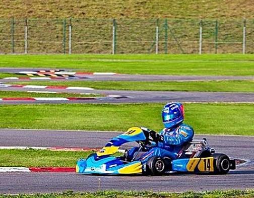 Fernando Alonso en su circuito de Llanera.