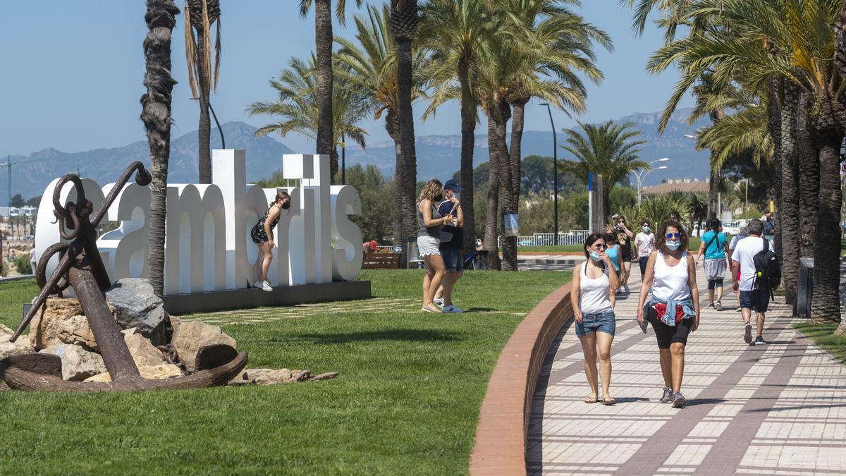 Turistas en el Passeig de les Palmeres (Cambrils)