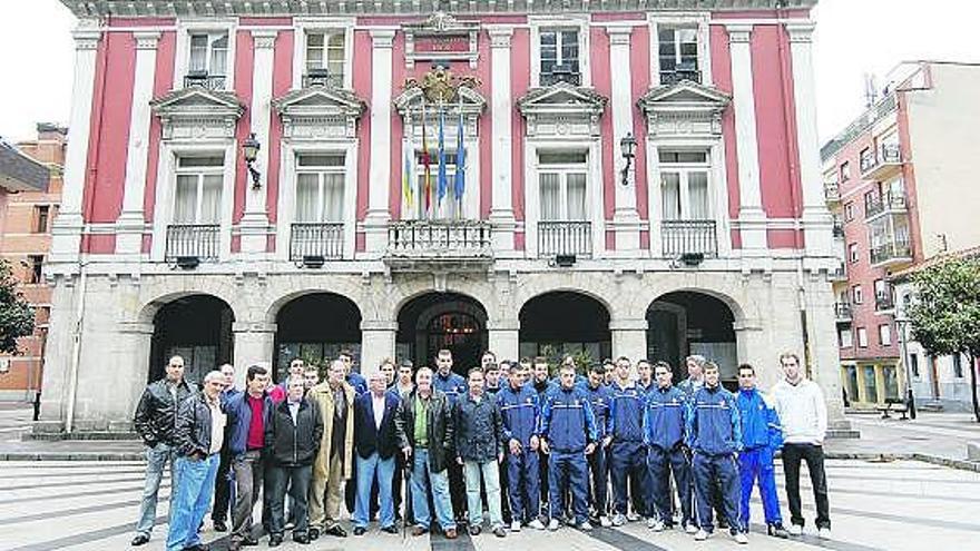 La plantilla del Caudal, junto a los miembros de la corporación municipal en el Ayuntamiento de Mieres.
