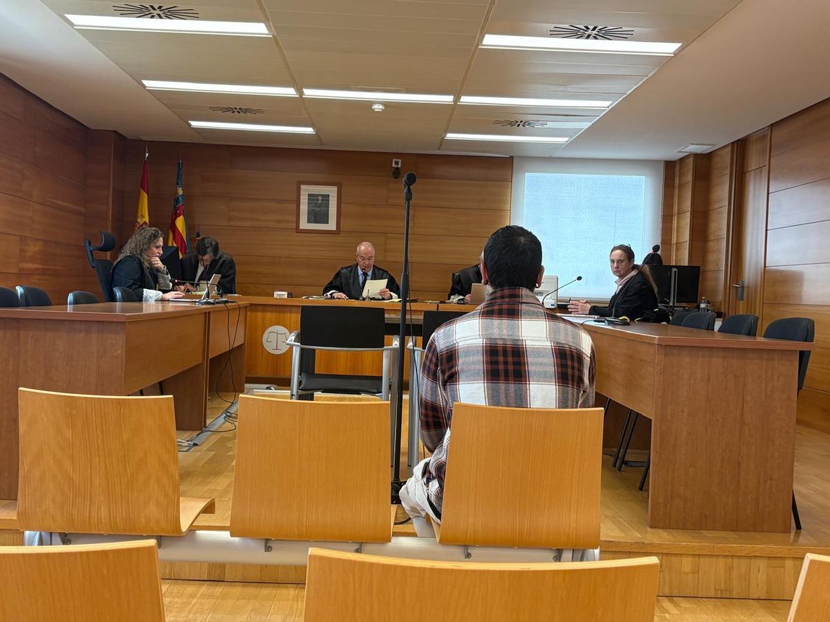 El acusado, en el banquillo de la Sección Segunda de la Audiencia Provincial.