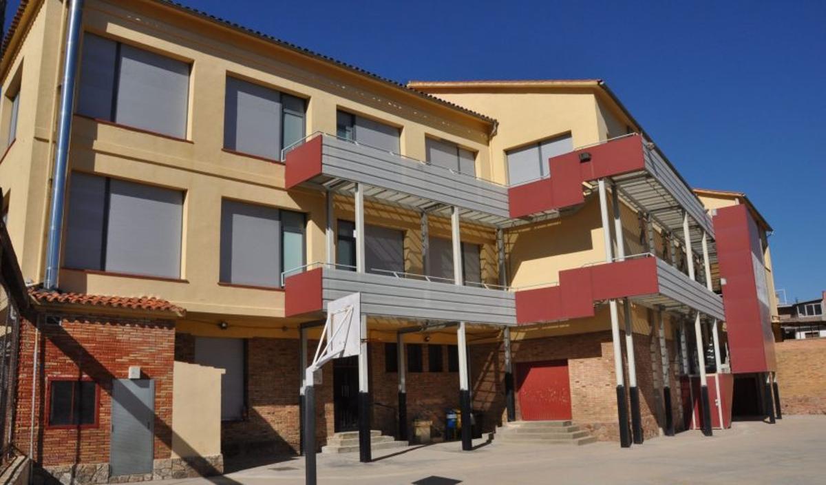 La façana de l'Institut escola Cent Fonts de Sant Hilari Sacalm.