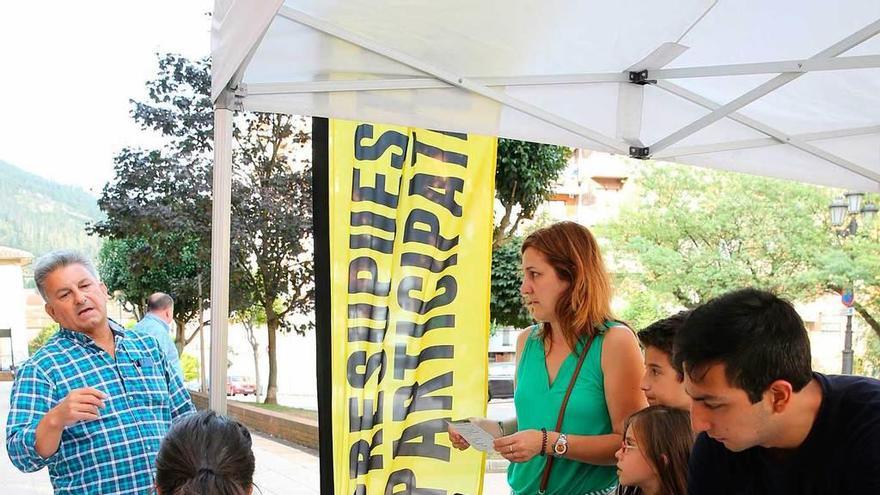 Votación de los presupuestos participativos en Ciudad Naranco.