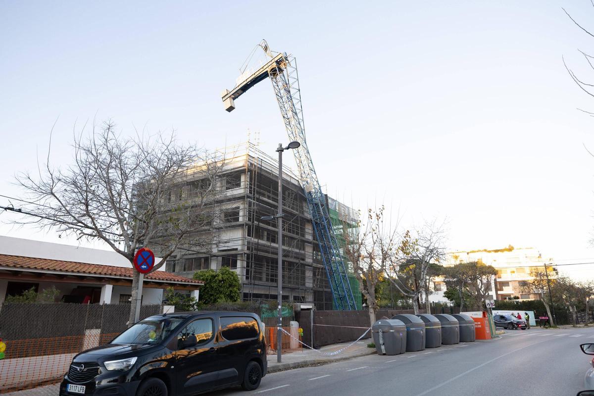 Galería: el fuerte viento en Ibiza tumba una enorme grúa en Platja d'en Bossa