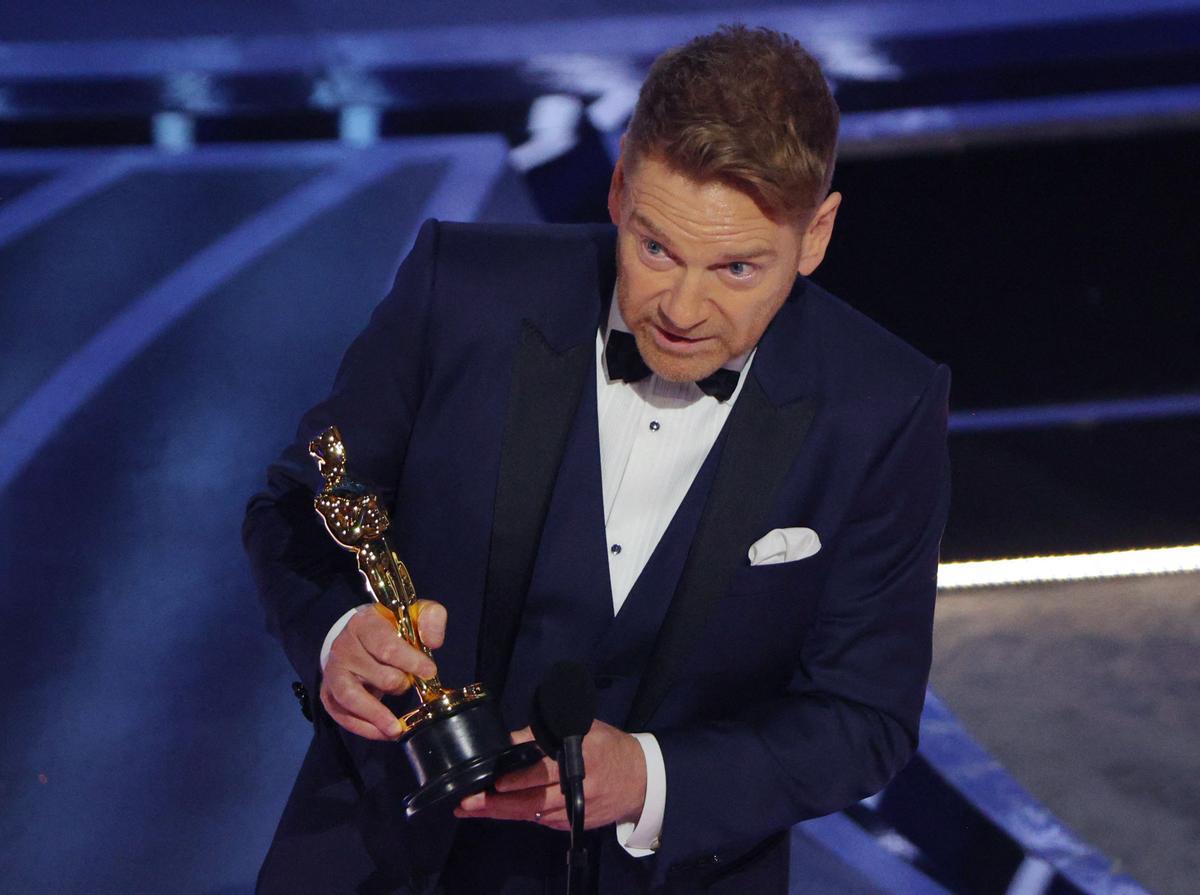 Kenneth Branagh con su Oscar al mejor guión original por la película ’Belfast’.