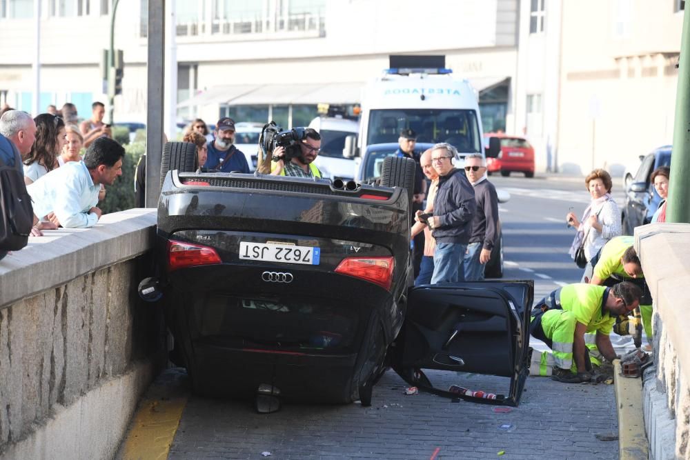 Vuelco con un herido leve, en el paseo marítimo del Orzán