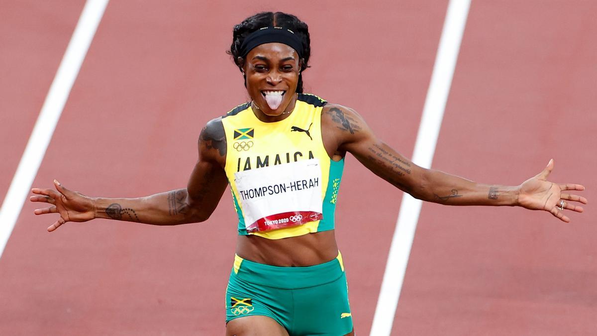 Elaine Thompson-Herah entra triunfadora en la meta de la carrera de 200 m.