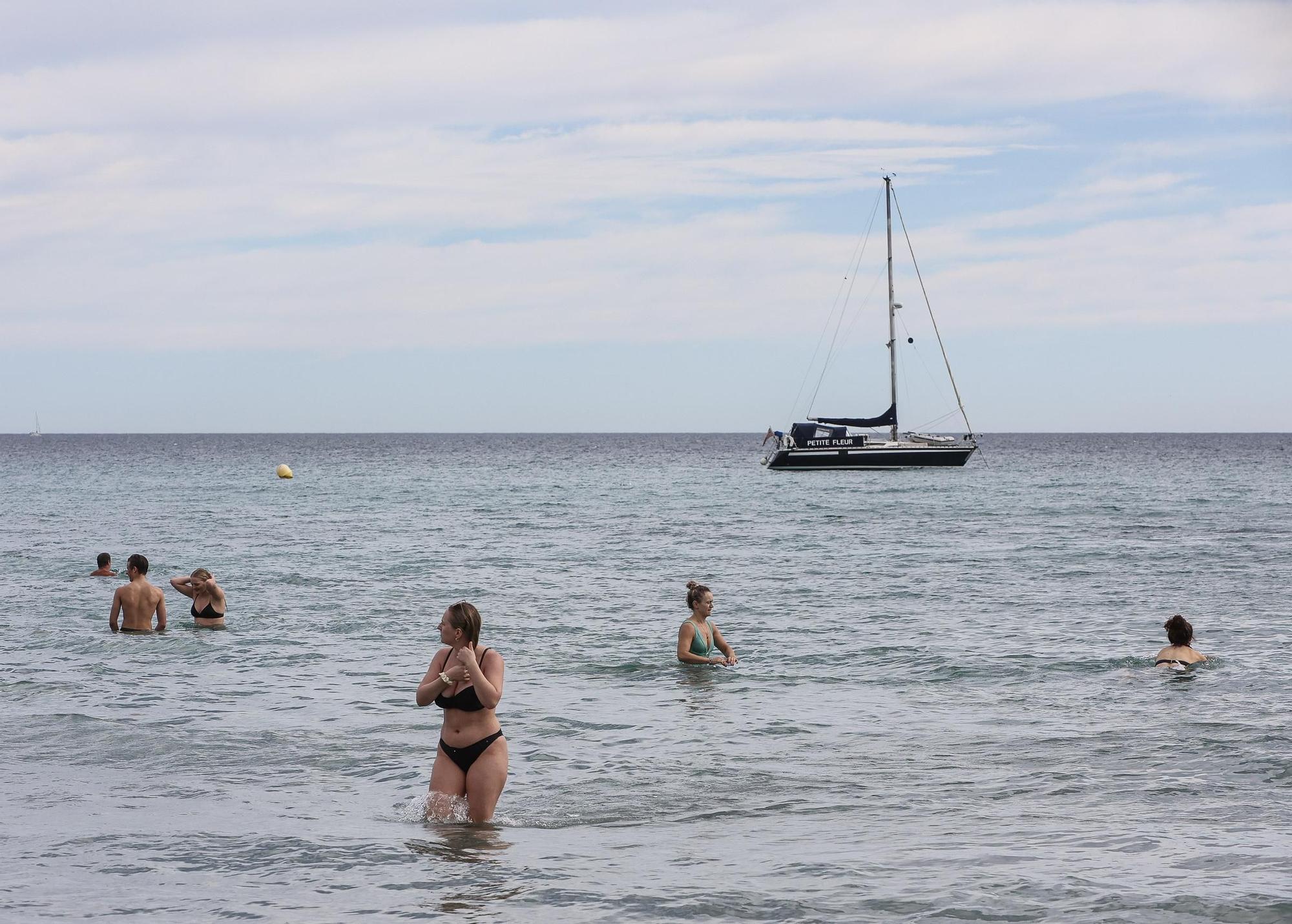 Turistas llenan las playas a causa de las altas temperaturas