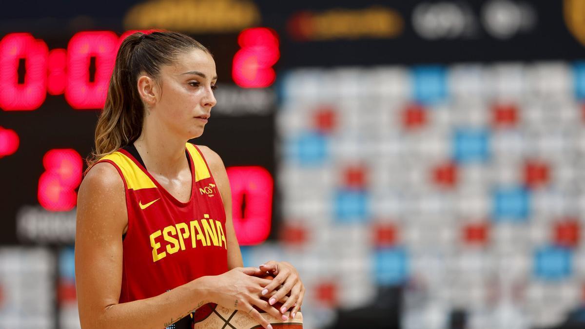 La jugadora de la selección femenina de baloncesto Mariona Ortiz, durante el entrenamiento del equipo de cara a la preparación del Mundial 2026, este viernes en el pabellón Triángulo de Oro de Madrid.