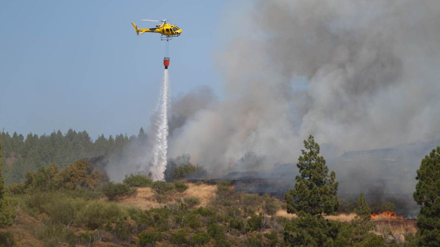 Los recursos aéreos trabajan en la zona del incendio