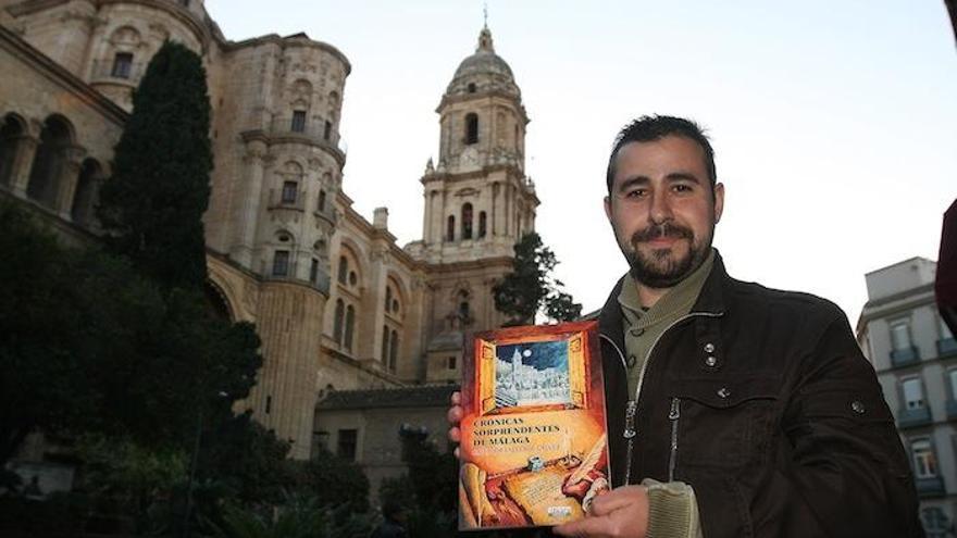 El autor con su último libro, Crónicas sorprendentes de Málaga.