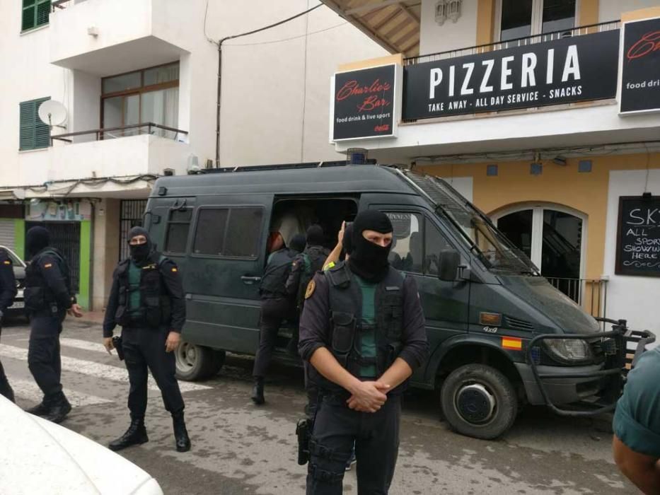 Agentes durante el registro de la primera de las viviendas en la calle Cervantes.