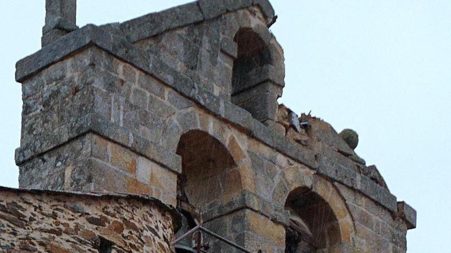 Un rayo destruye la espadaña de la iglesia de La Asunción de Alcañices