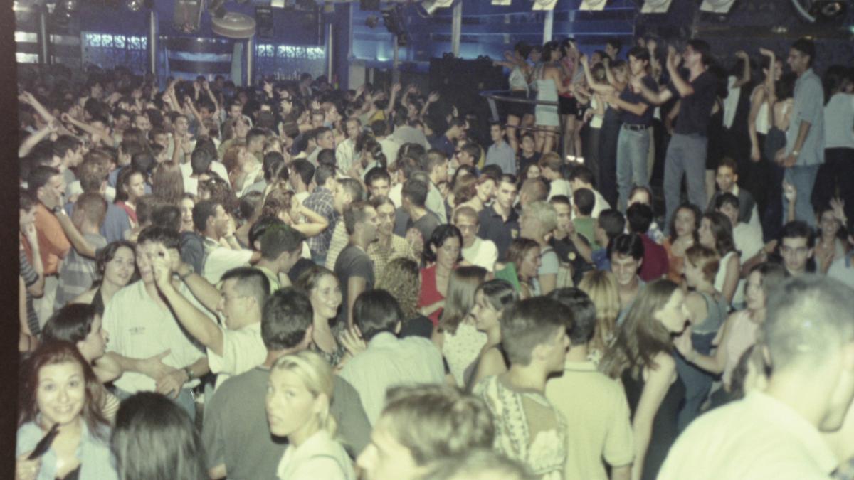 Discoteca Bananas en los 90. ¿Conoces a alguien?