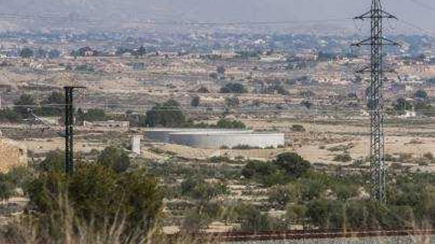 Los decantadores de la fallida depuradora Alicante Sud, abandonados en la Serra de Fontcalent.