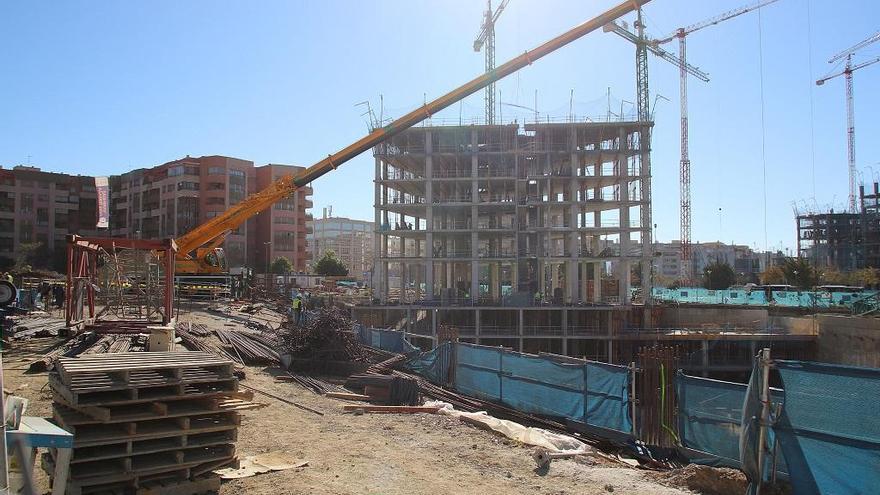 El 93% de las promociones inmobiliarias en Málaga incumplen la ley en el proceso de compraventa.