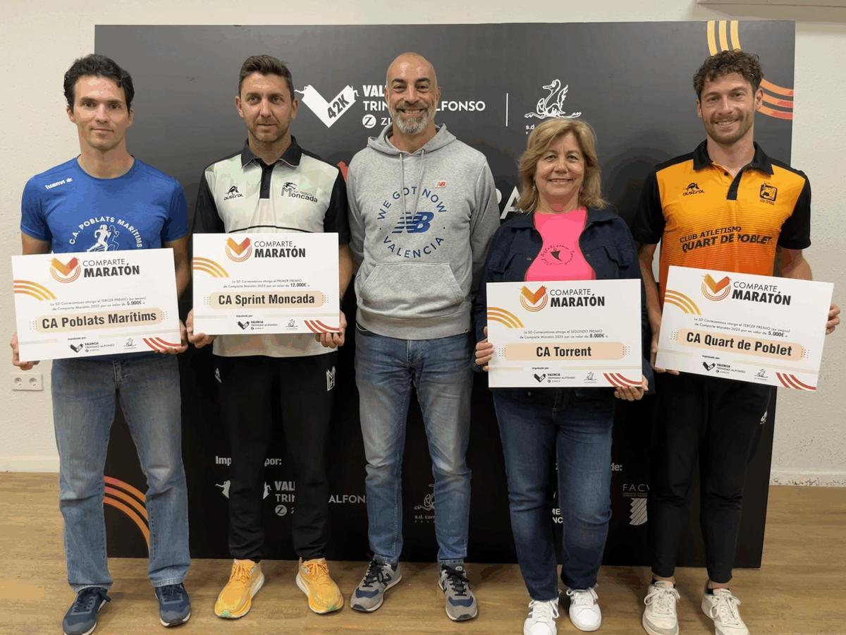 Entrega de becas a los clubes de Comparte Maratón