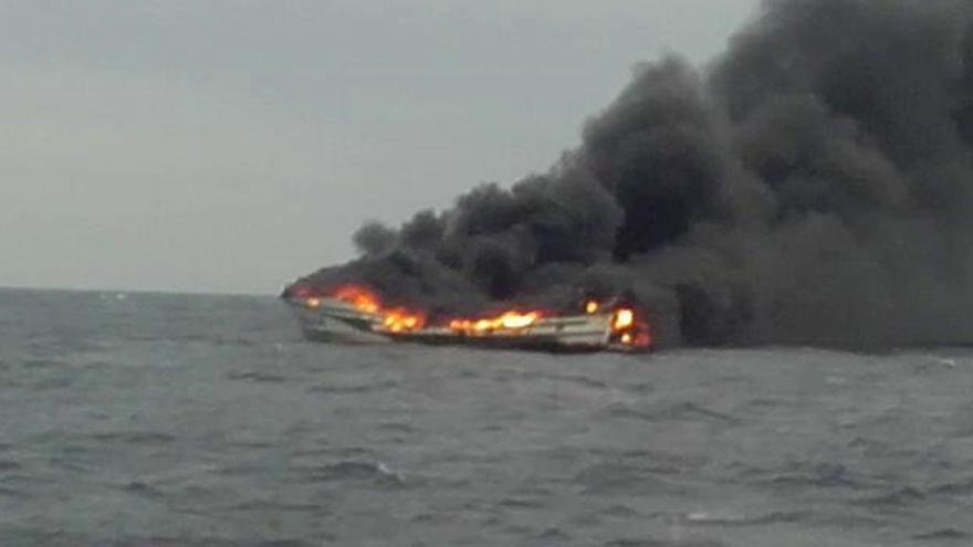 Mor un tripulant en l'incendi d'un pesquer a 11 milles de Port de la Selva