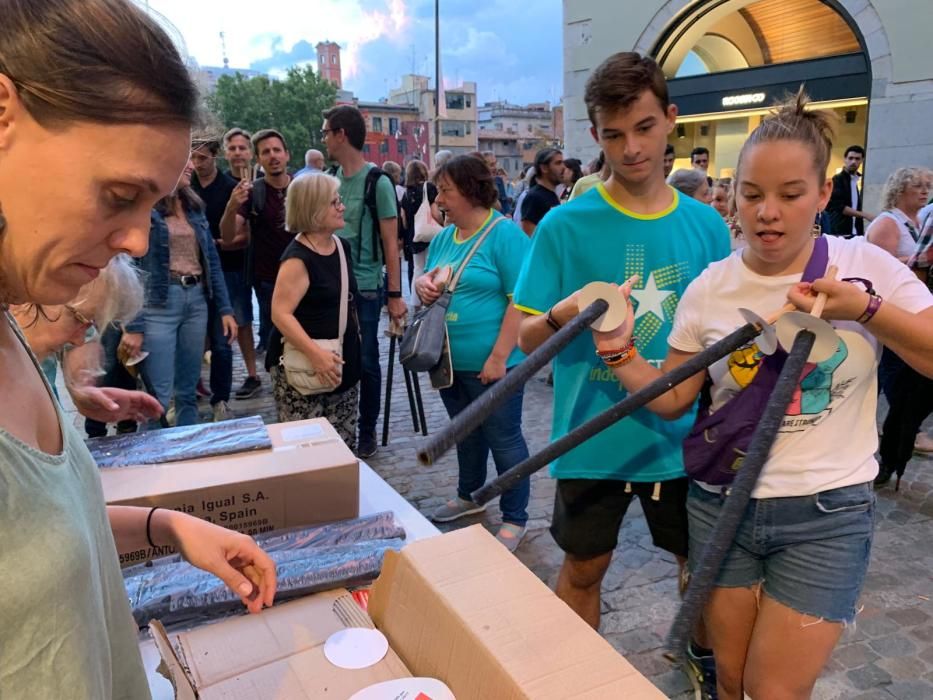 Marxa de torxes a Girona per commemorar el segon aniversari del referèndum de l'1-O