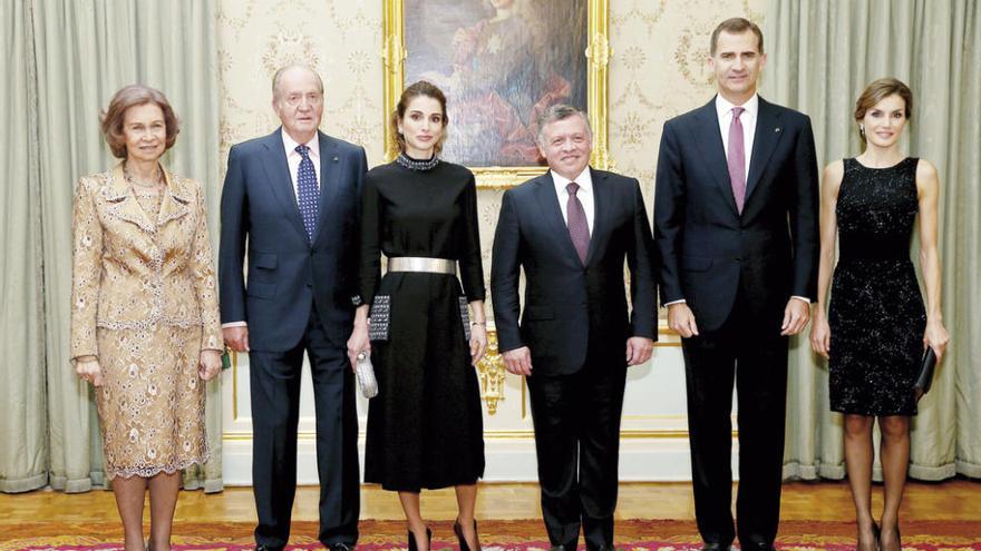 En el centro, los reyes de Jordania, flanqueados por Doña Sofía, Juan Carlos I, Felipe VI y Letizia. // Efe