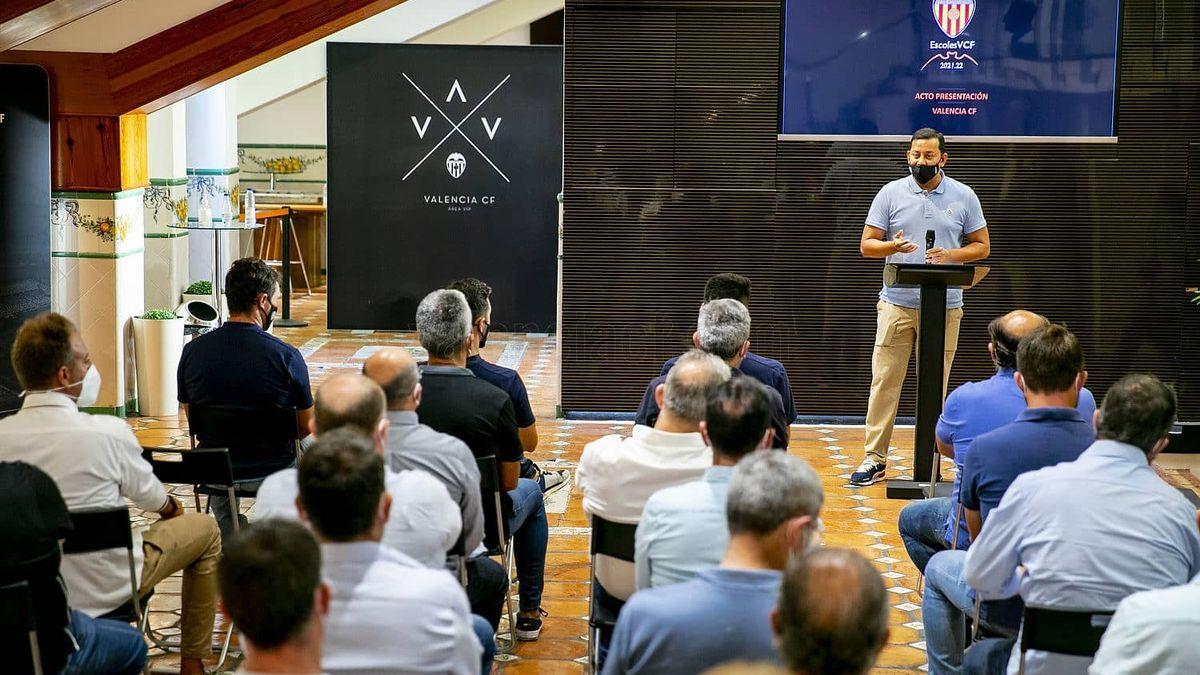 Murthy en el acto de presentación VALENCIA CF