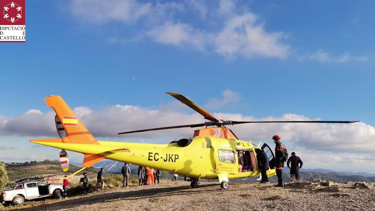 Bomberos y sanitarios durante la evacuación del herido en el accidente de parapente.