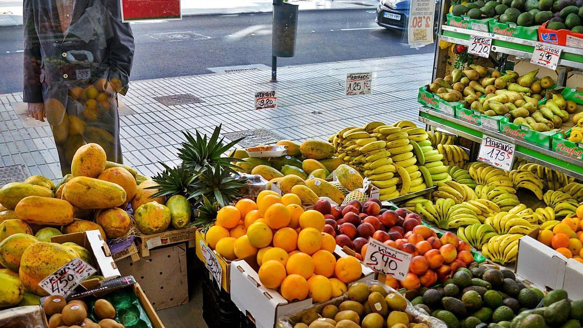 Frutas y verduras, a la venta en un establecimiento.