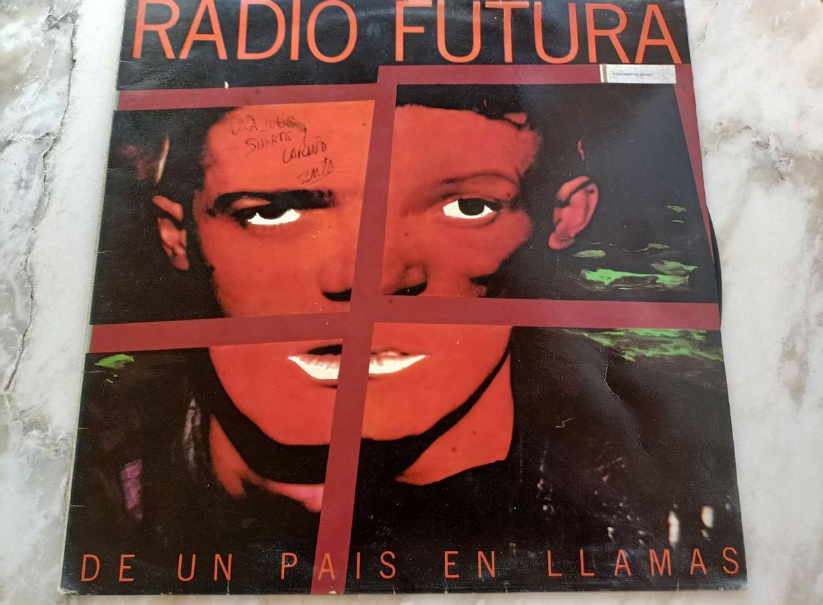 Carátula del disco ‘De un país en llamas’, que Radio Futura promocionó en Ibiza en 1985.