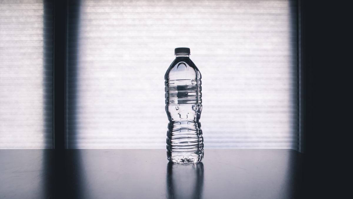 Una botella de plástico.