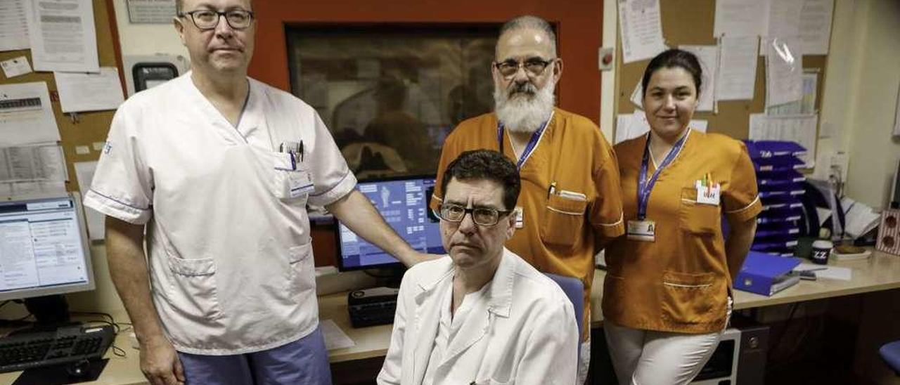 Por la izquierda, Jaime González, Lorenzo Pastor, Javier Caderecha y Rosana Alves, miembros del equipo de Radiología de Jove, ayer, en la sala de resonancias del hospital.