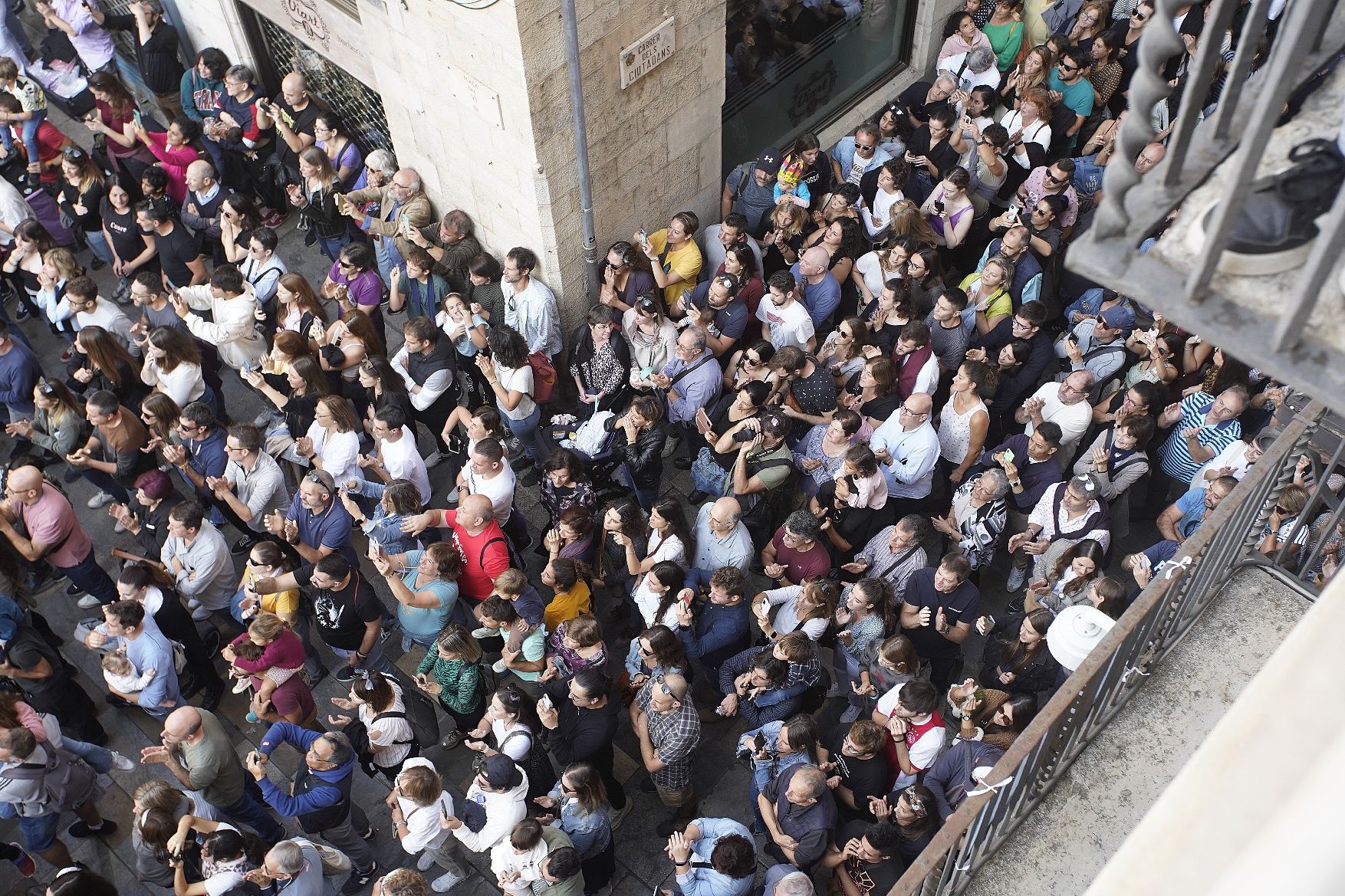 La plaça del Vi s'omple per gaudir dels castells en un matí assolellat