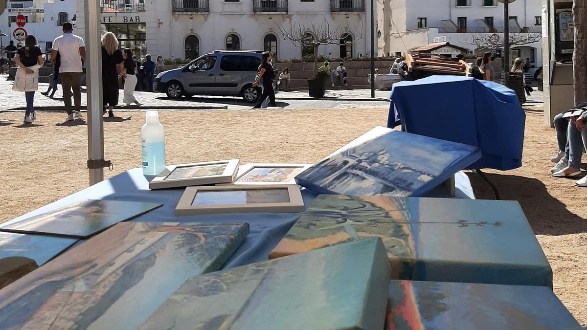 Mostra d&#039;art i artesania al passeig de Cadaqués durant tot el divendres 25