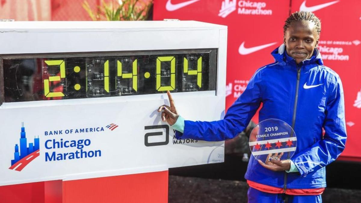 La Keniana Brigid Kosgei batió el récord del mundo femenino en Chicago, junto al marcador