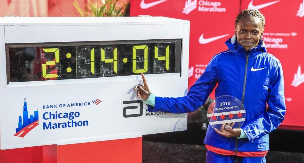 La Keniana Brigid Kosgei batió el récord del mundo femenino en Chicago, junto al marcador