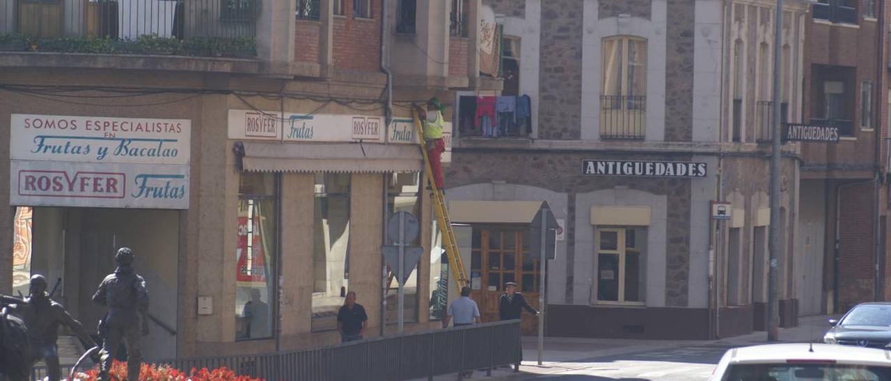 Operarios de Telefónica instalando fibra óptica en la fachada de un edificio en 2015.