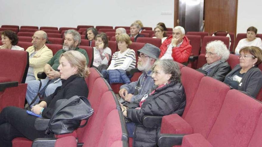 Algunos de los asistentes a la charla organizada por Marea Veciñal de Marín. // S.A.