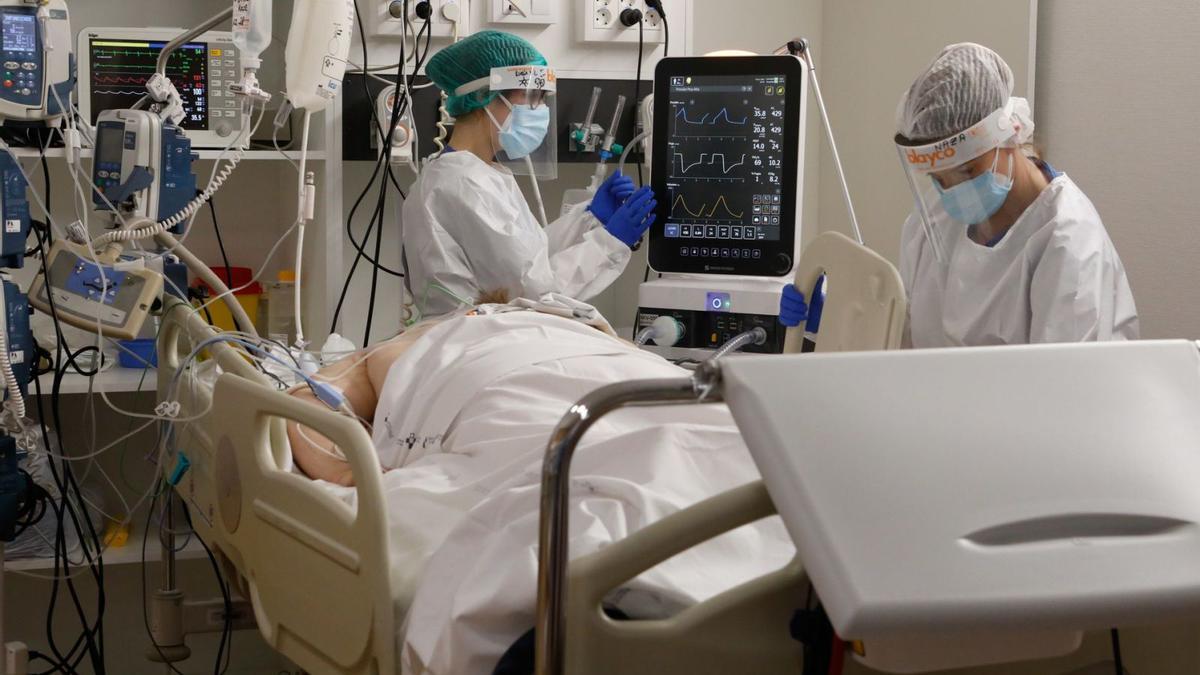 Un paciente en una de las uvis covid habilitadas en el Hospital Universitario San Agustín en las peores semanas de la pandemia. | MaraVillamuza