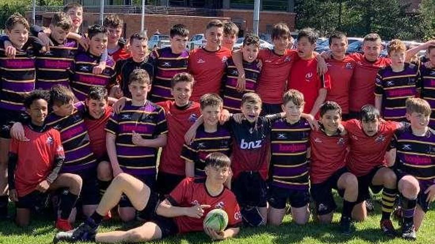 Jugadores del Pontevedra Rugby Club en Belfast. // FDV