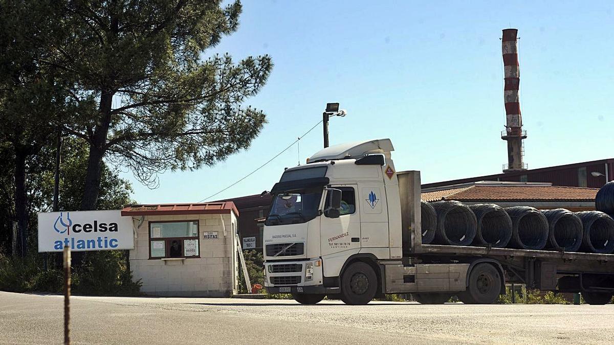 Un camión con alambrón sale de la fábrica de Celsa Atlantic, en A Laracha. |   // VÍCTOR ECHAVE
