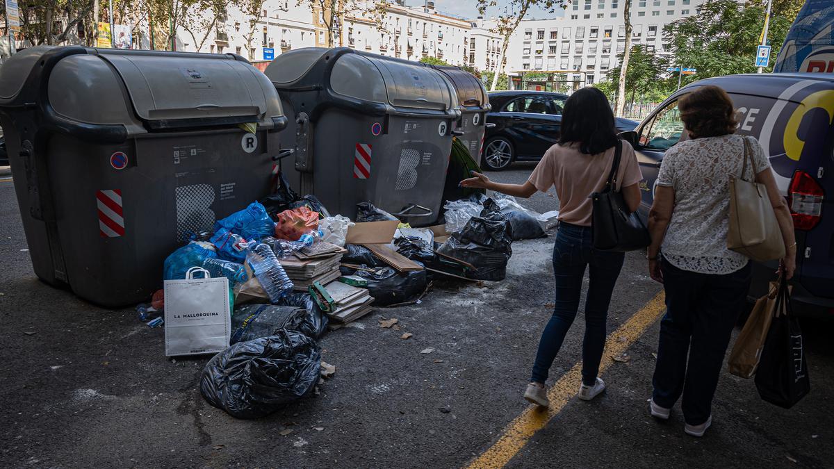 Basura fuera de los contenedores, en el Eixample