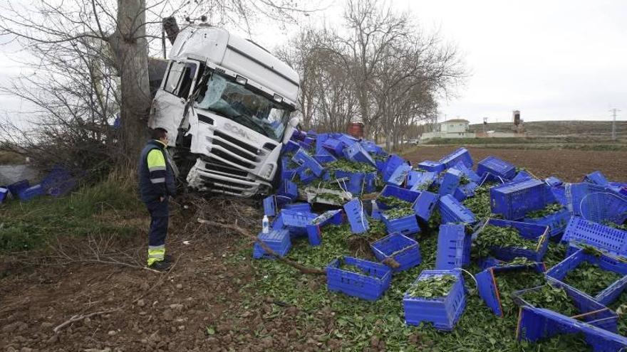 Un choque entre dos camiones en la N-232 se salda sin heridos