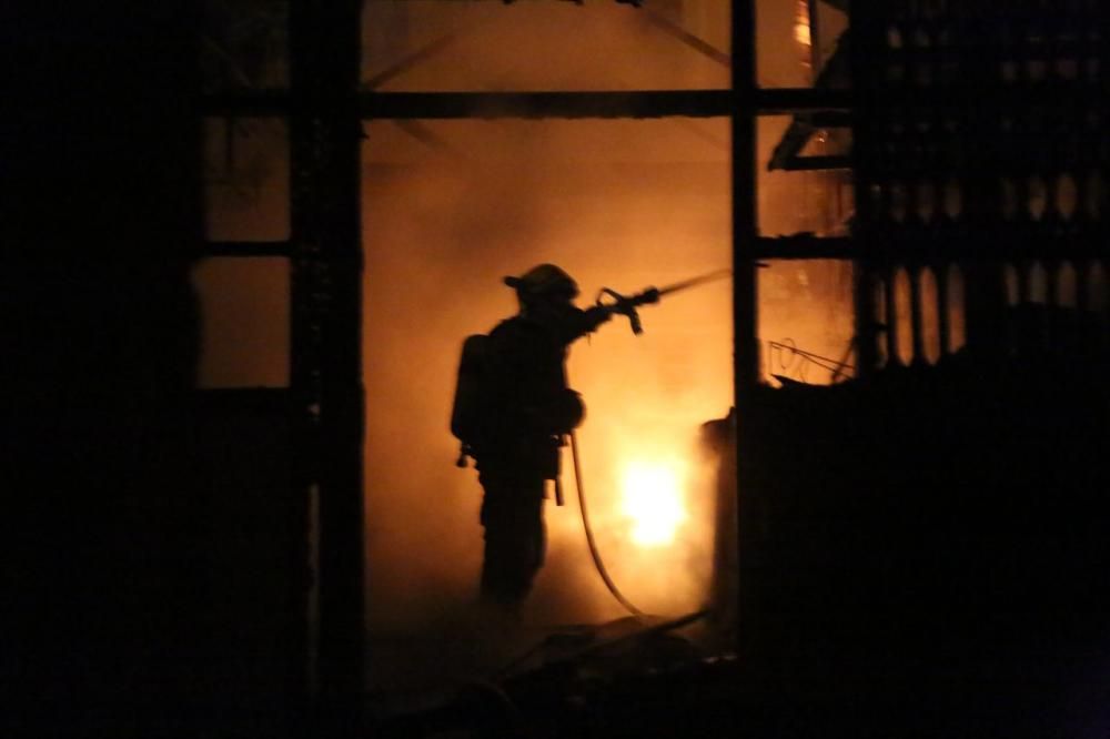 Los bomberos de Torrevieja y Almoradí han podido sofocar las llamas en el incendio de una pizzería en Torrevieja