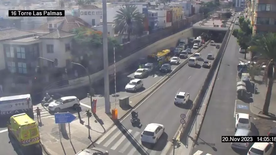Guagua municipal implicada en el accidente a la salida del túnel de Julio Luengo