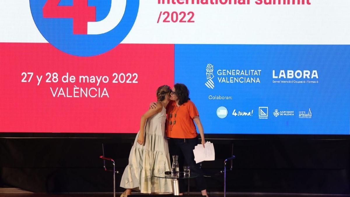 Yolanda Díaz y Mónica Oltra se besan ayer durante la visita de la ministra de Trabajo a València. | F.BUSTAMANTE